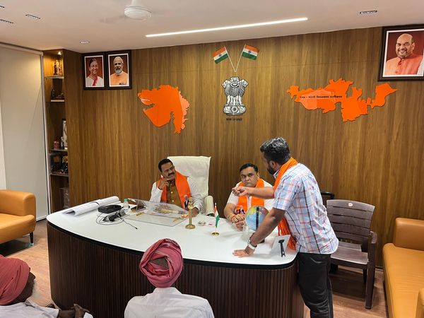 મારા જનસંપર્ક કાર્યાલય ખાતે સુરત જિલ્લાના મહુવા તાલુકાના હળપતિ સમાજના આગેવાનો સાથે મુલાકાત કરી સમાજના તમામ આગેવાનોએ જણાવ્યું કે મોદી સરકારમાં સમાજના યુવાનો, વડીલો અનેક યોજનાઓનો લાભ લઈને સફળતાના શિખરો પર પહોંચી રહ્યા છે.